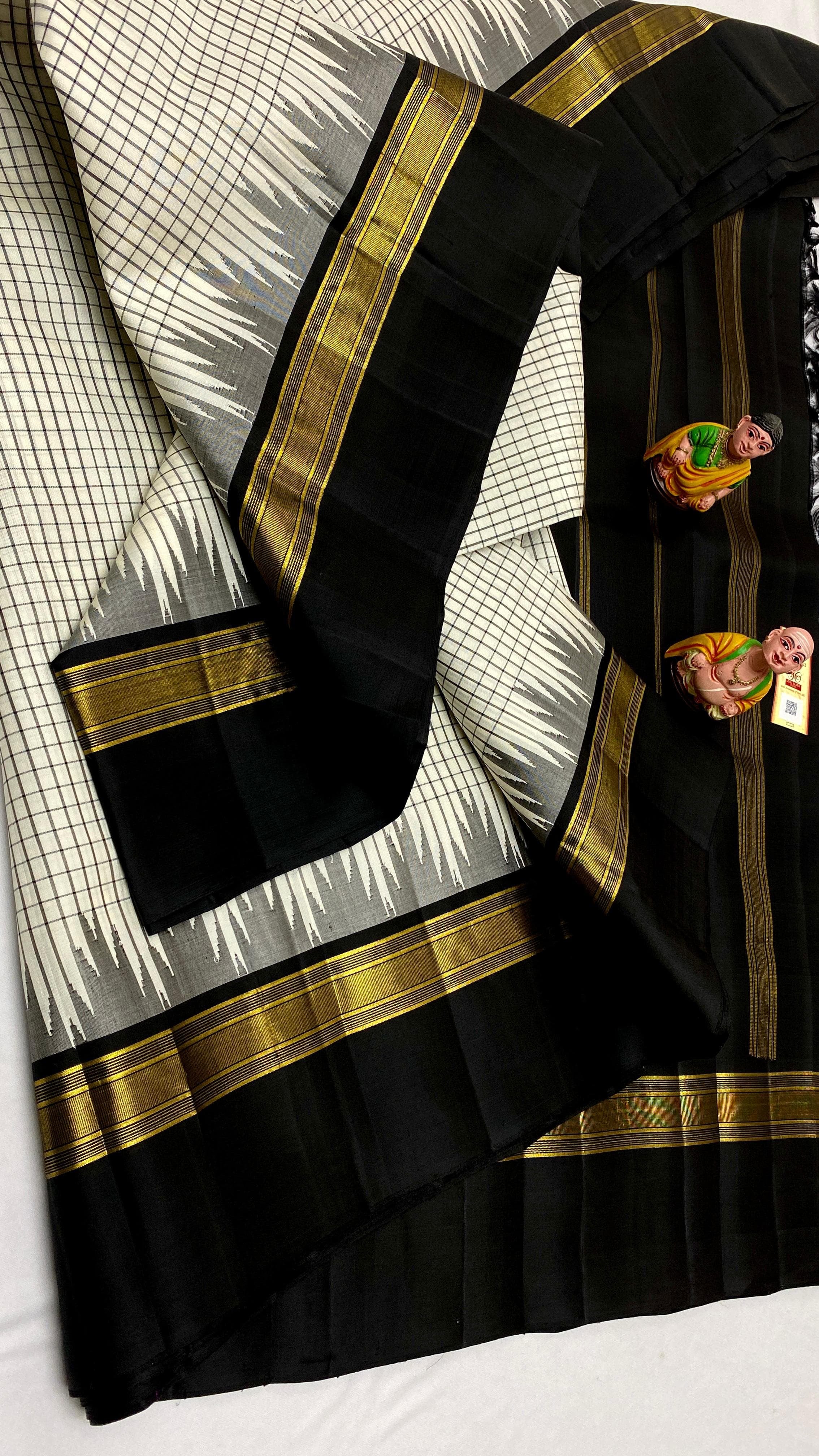 Classic Pearl Cream & Charcoal Black Elegance Kanchipuram Handloom Silk Saree SS24525