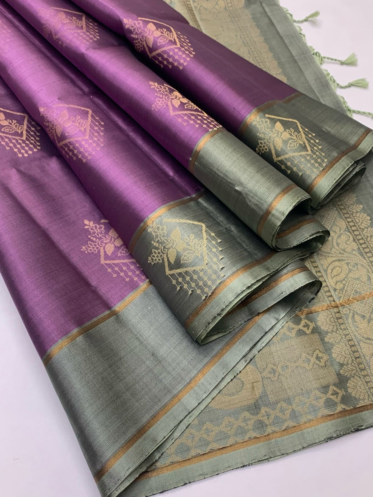 Classic Onion Pink & Grey Elegance Handloom Soft Silk Saree SS24795