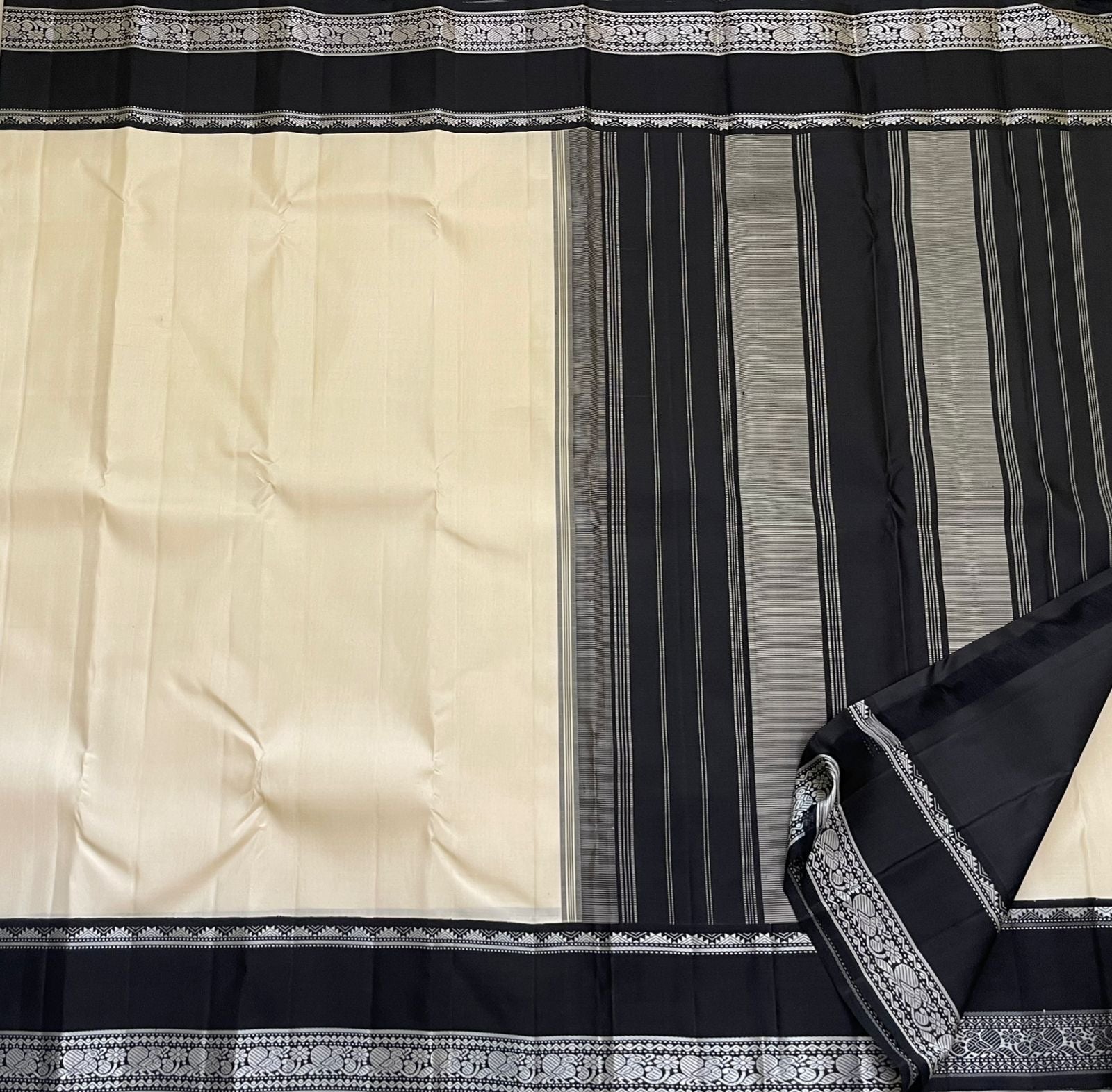 Classic Butter Cream & Black Korvai Thread Kanchipuram Handloom Silk Saree SS25720