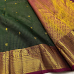 Load image into Gallery viewer, Classic Bottle Green &amp; Deep Pink Vaira Oosi Kattam 2gm Zari Kanchipuram Handloom Silk Saree SS25937
