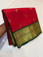 Load image into Gallery viewer, Classic Mirchi Red &amp; Dark Green 2gm Zari Elegance Kanchipuram Handloom Silk Saree SS27381
