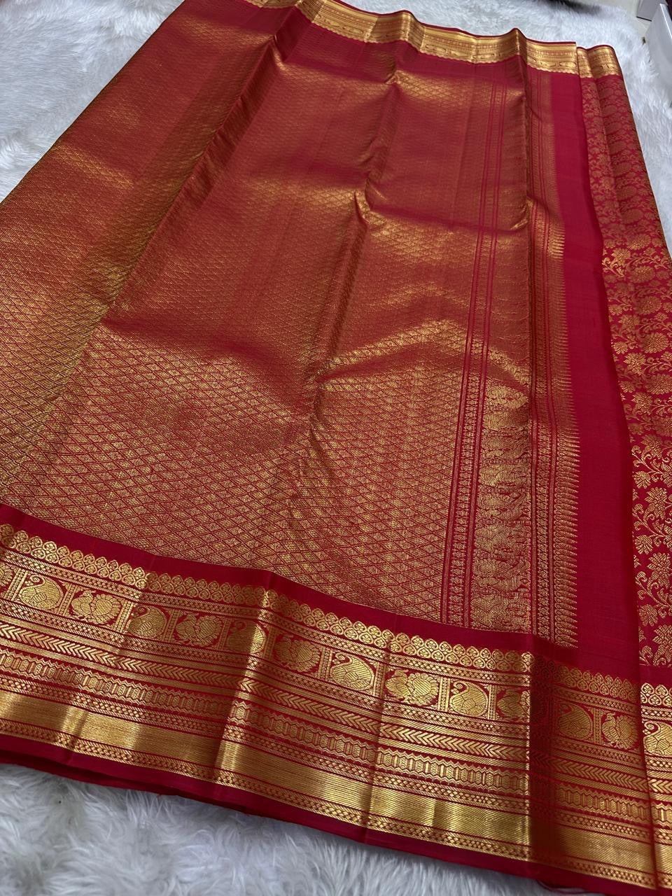 Classic Scarlet Red Bridal Elegance Kanchipuram Handloom Silk Saree SS26222