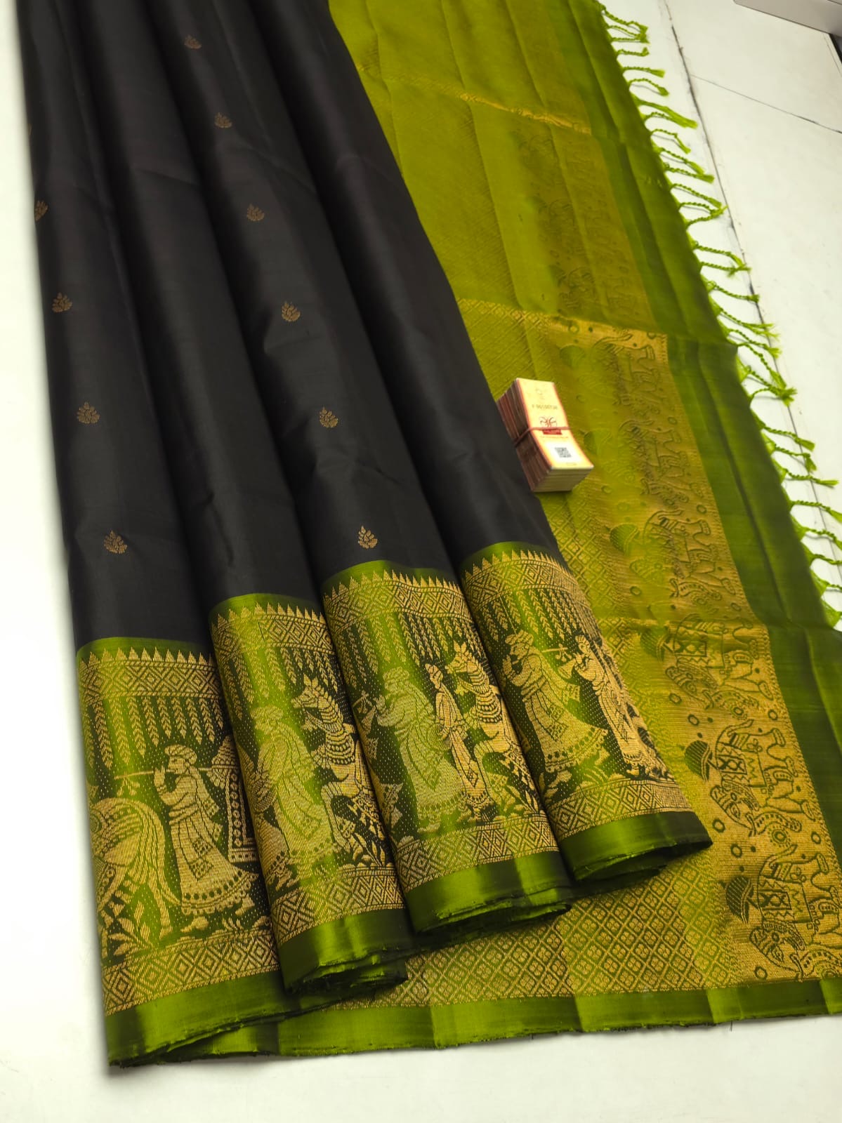 Classic Shadow Black & Olive Green Elegance Handloom Soft Silk Saree SS24283