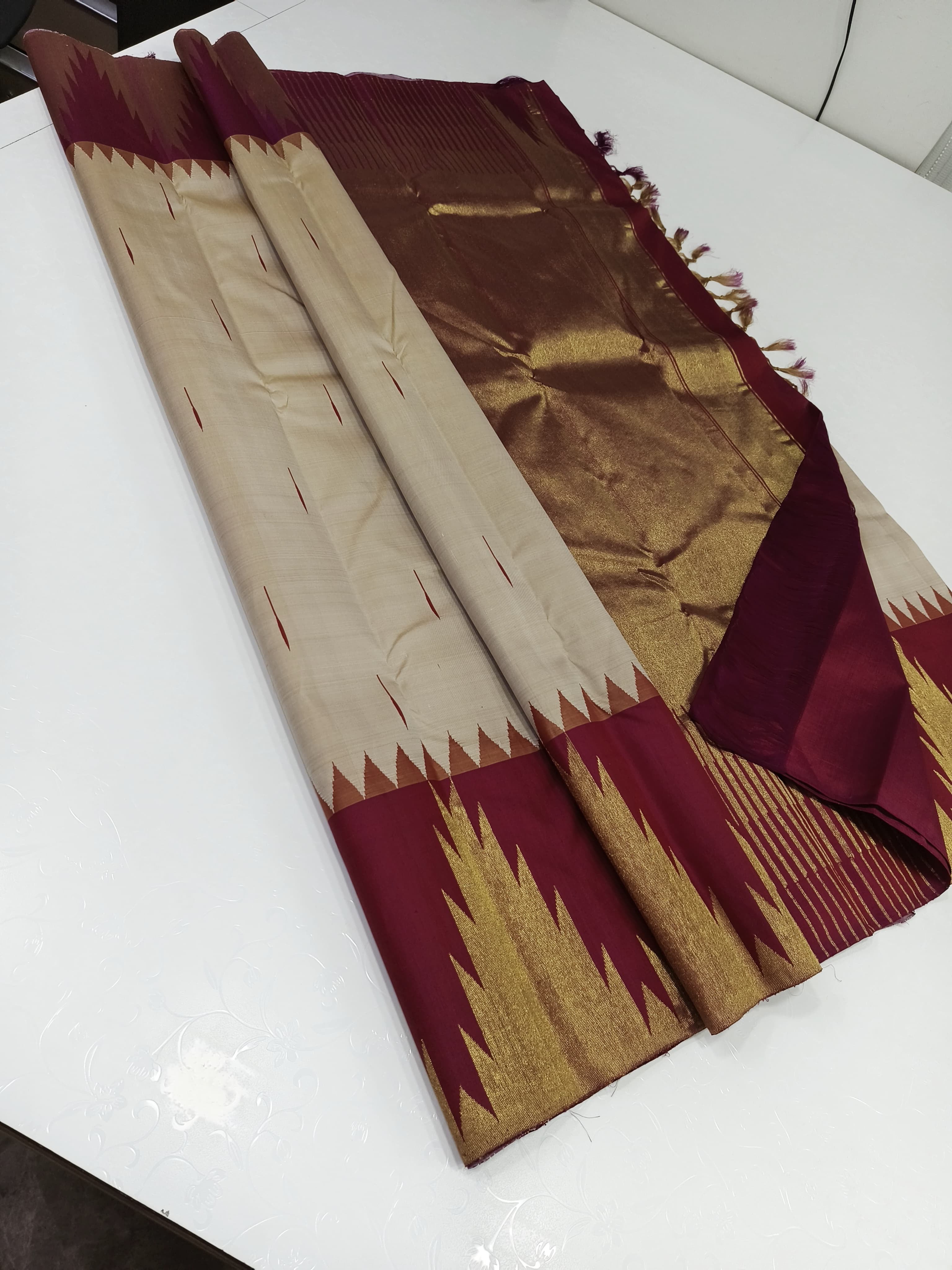 Classic Beige & Barn Red 2gm Zari Kirvai Temple Border Elegance Kanchipuram Handloom Silk Saree SS24369