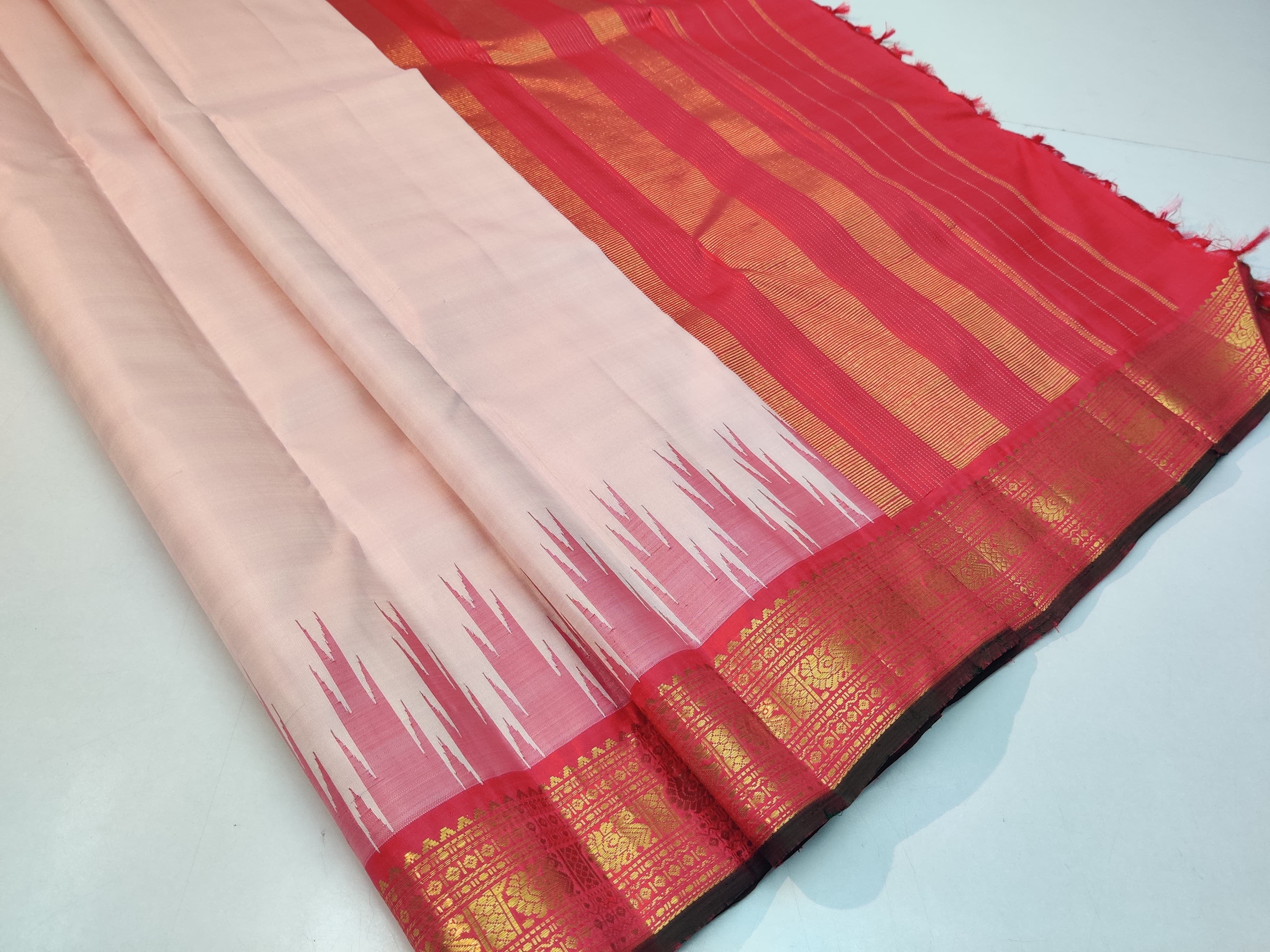 Classic Pastel Peach & Orange Elegance Kanchipuram Silk Saree SS23833