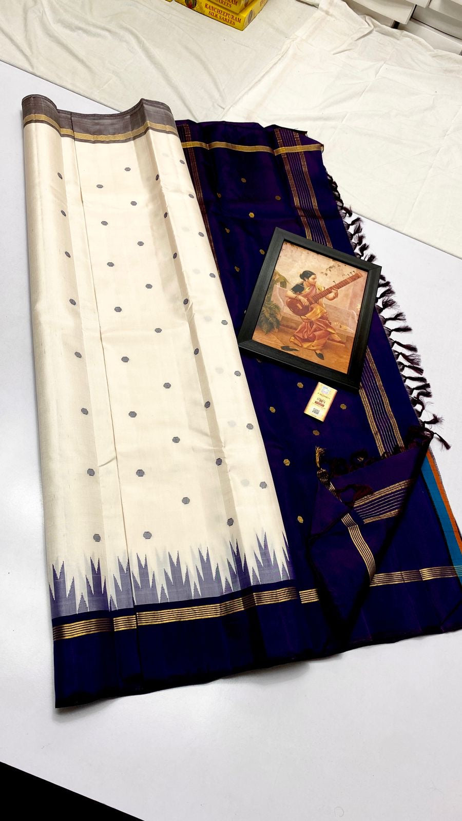 Classic White & Navy Blue Kanchipuram Handloom Silk Saree SS26259