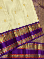 Load image into Gallery viewer, Classic Butter Cream &amp; Aubergine 2gm Zari Elegance Kanchipuram Handloom Silk Saree SS25321
