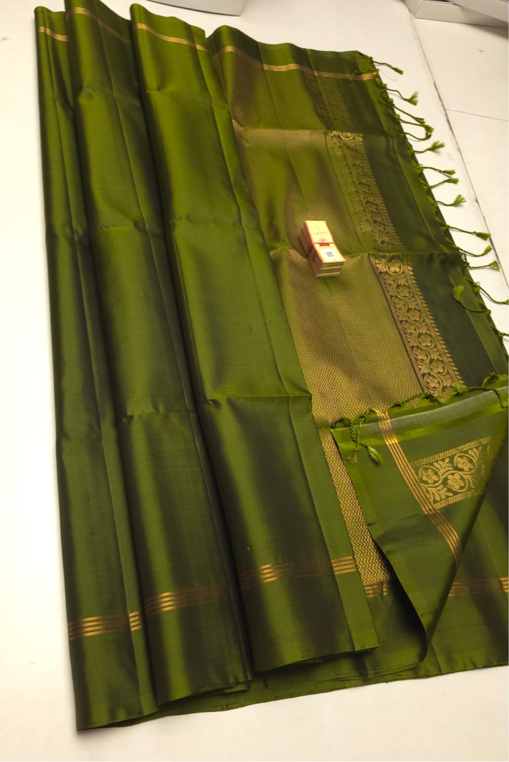 Classic Olive Green Elegance Handloom Soft Silk Saree SS25241