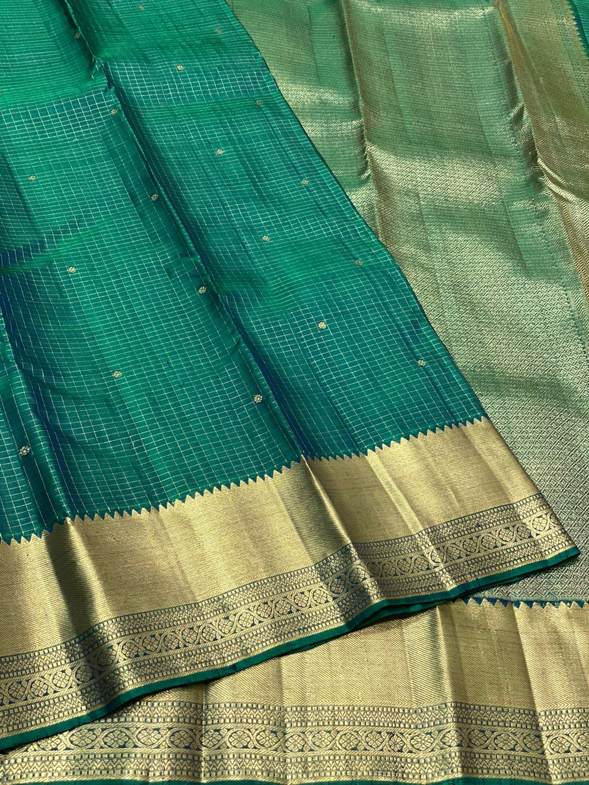 Classic Peacock Green 2gm Zari Vaira Oosi Checks Elegance Kanchipuram Handloom Silk Saree SS24745