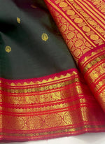 Load image into Gallery viewer, Classic Bottle Green &amp; Chilli Red 2gm Zari Elegance Kanchipuram Handloom Silk Saree SS27906
