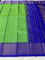 Load image into Gallery viewer, Classic Kelly Green &amp; Royal Blue 2gm Zari Elegance Kanchipuram Handloom Silk Saree SS24133
