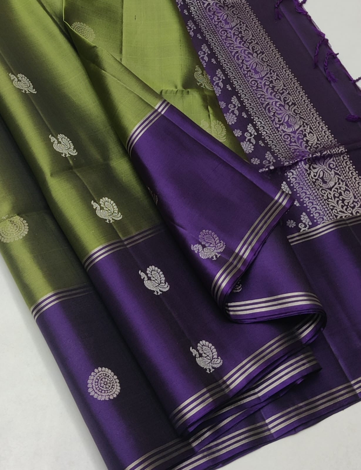 Classic Green & Violet Double Warp Elegance Handloom Soft Silk Saree SS23494