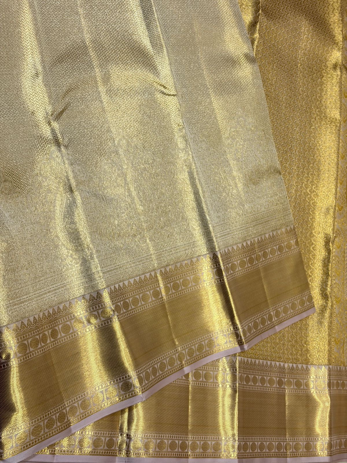 Classic Shimmer Gold 2gm Zari Brocade Tissue Bridal Elegance Kanchipuram Handloom Silk Saree SS26659