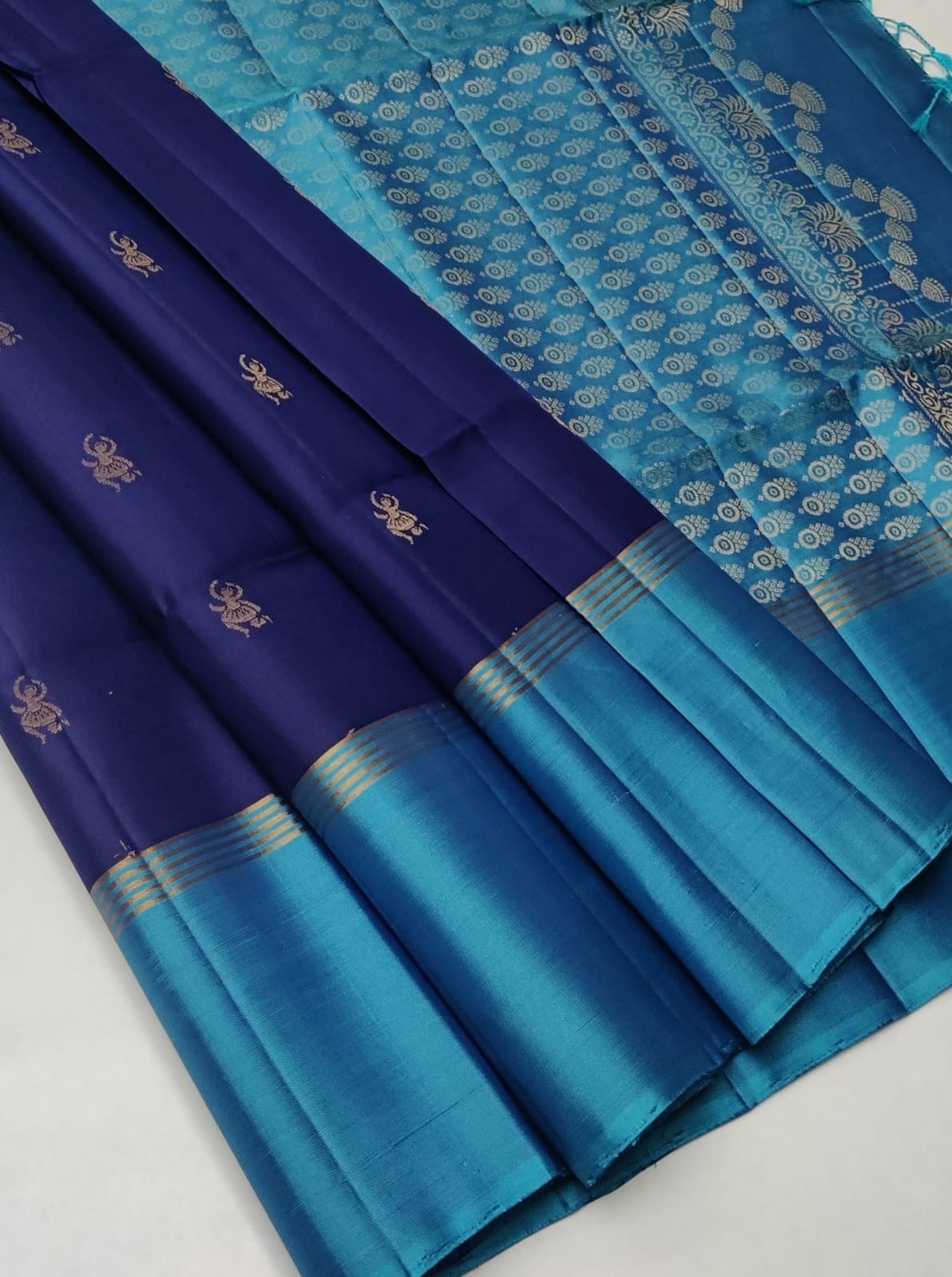 Classic Navy Blue & Azure Blue Double Warp Elegance Handloom Soft Silk Saree SS23486