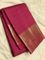 Load image into Gallery viewer, Classic Creamy Pink 2gm Zari Vaira Oosi Checks Elegance Kanchipuram Handloom Silk Saree SS24744
