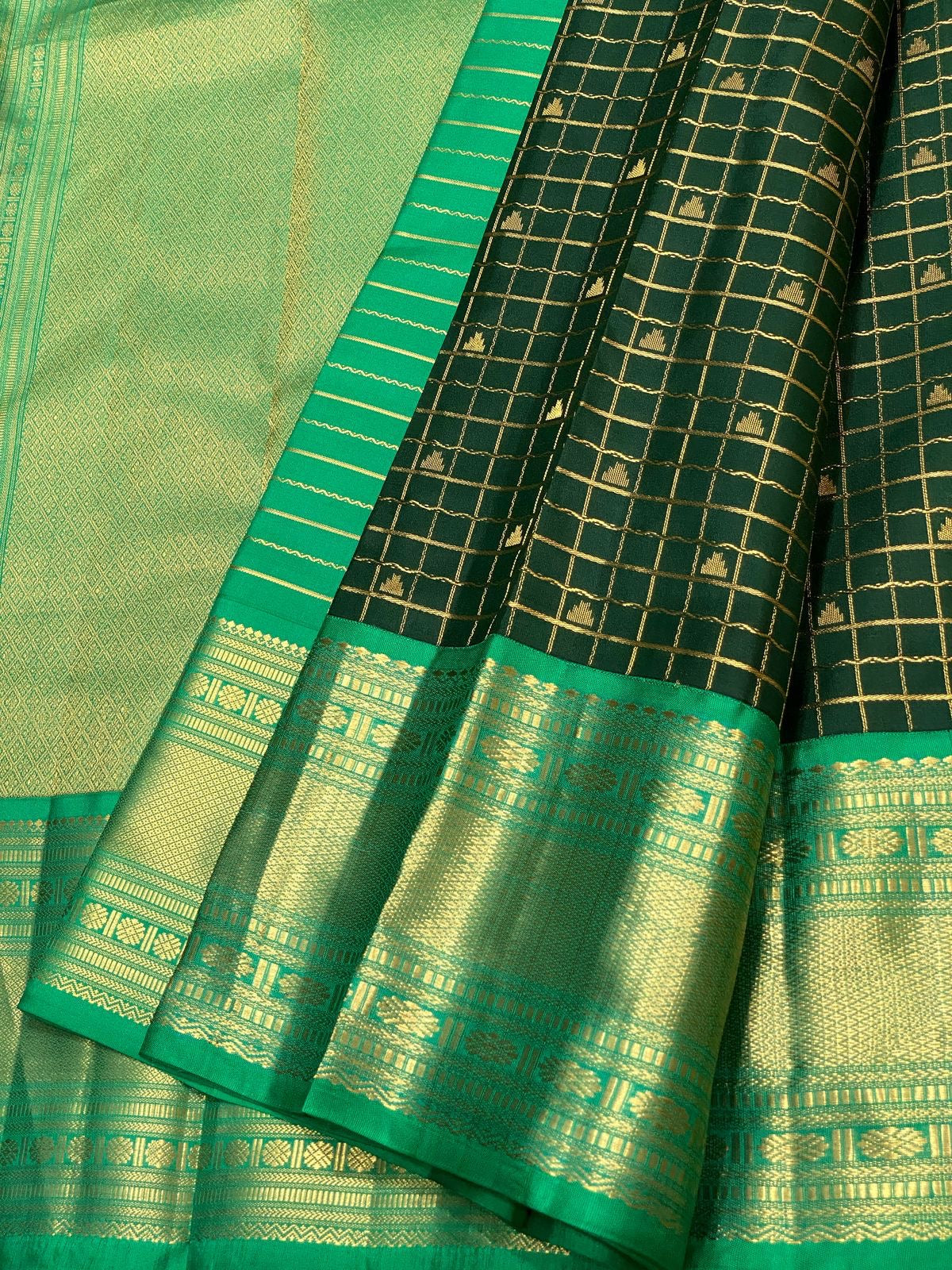 Classic Bottle Green & Sea Green 2gm Zari Beldari Checks Elegance Kanchipuram Handloom Silk Saree SS24611