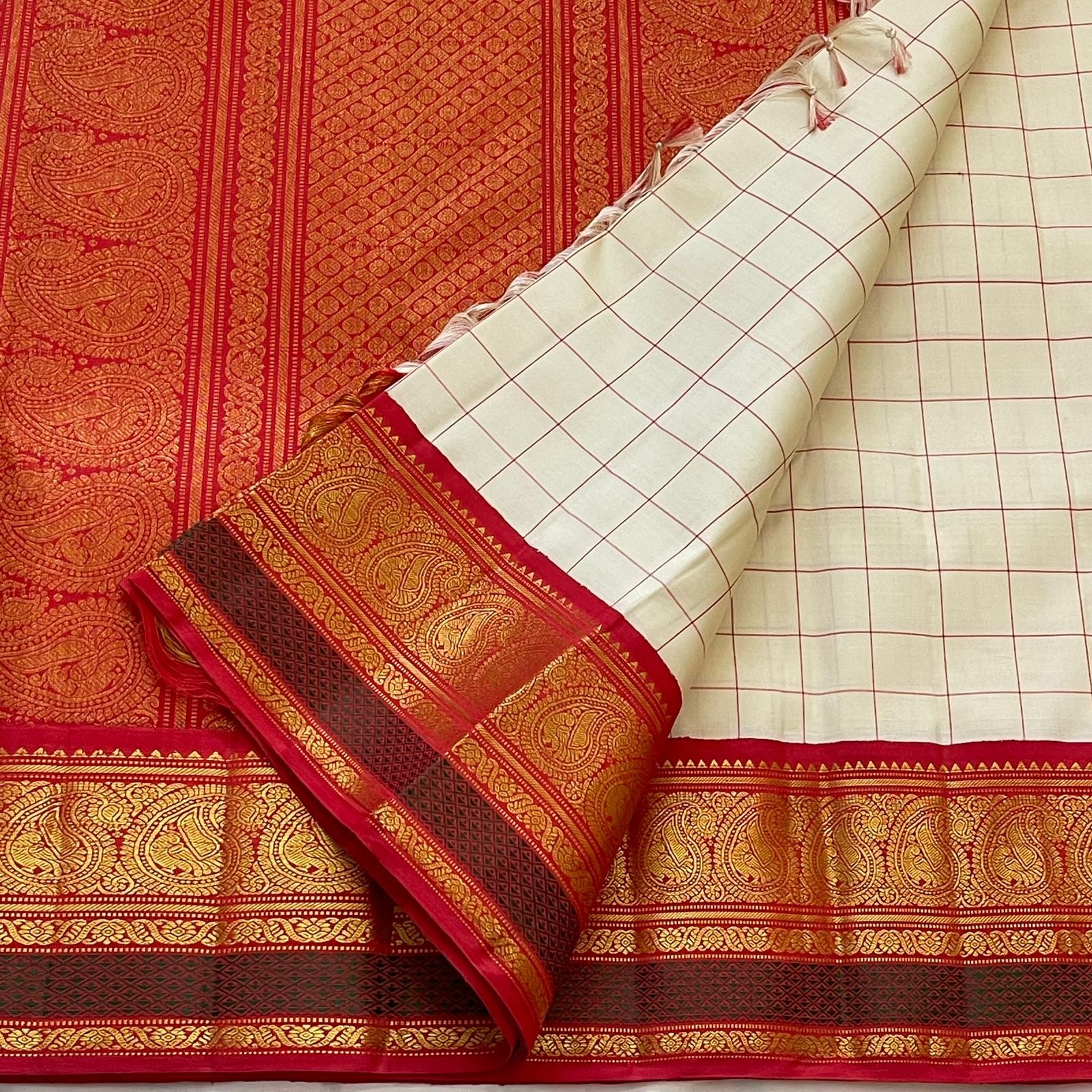 Classic Butter Cream & Chilli Red 1gm Zari Korvai Elegance Kanchipuram Handloom Silk Saree SS23665