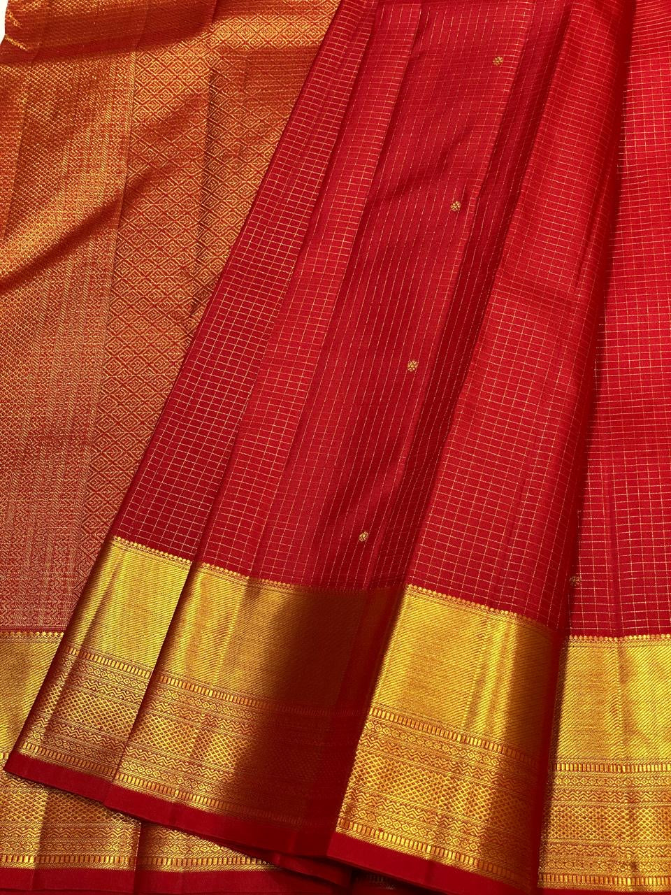 Classic Red 2gm Zari Vaira Oosi Checks Elegance Kanchipuram Handloom Silk Saree SS24743