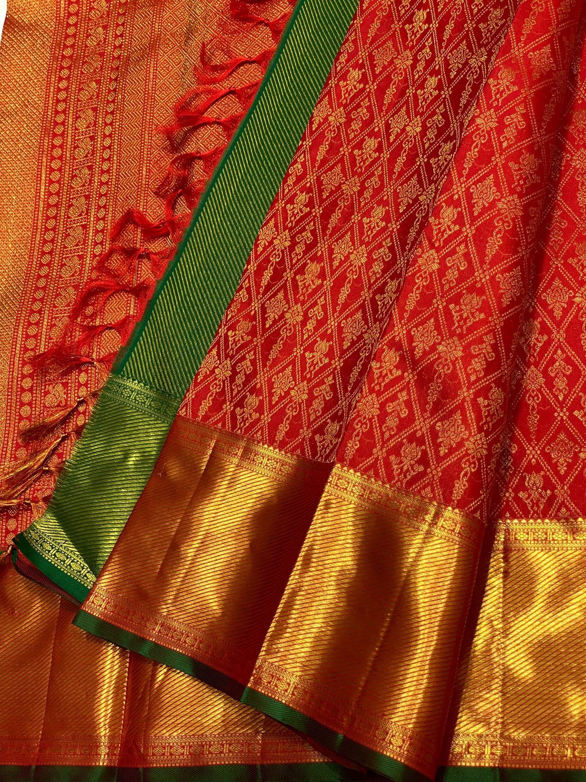 Classic Chilly Red & Green 2gm Zari Kanchipuram Handloom Silk Saree SS25612