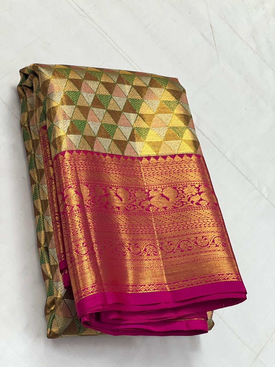 Classic Golden Cream & Dark Pink 2gm Zari Kanchipuram Handloom Silk Saree SS25842