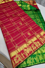 Load image into Gallery viewer, Classic Chilli Red &amp; Forest Green 2gm Zari Kanchipuram Handloom Silk Saree SS26281
