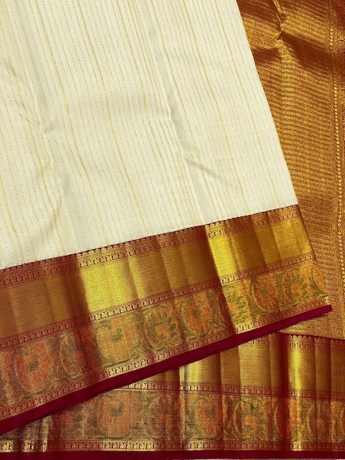 Classic Pearl White & Barn Red 2gm Zari Elegance Kanchipuram Handloom Silk Saree SS25315