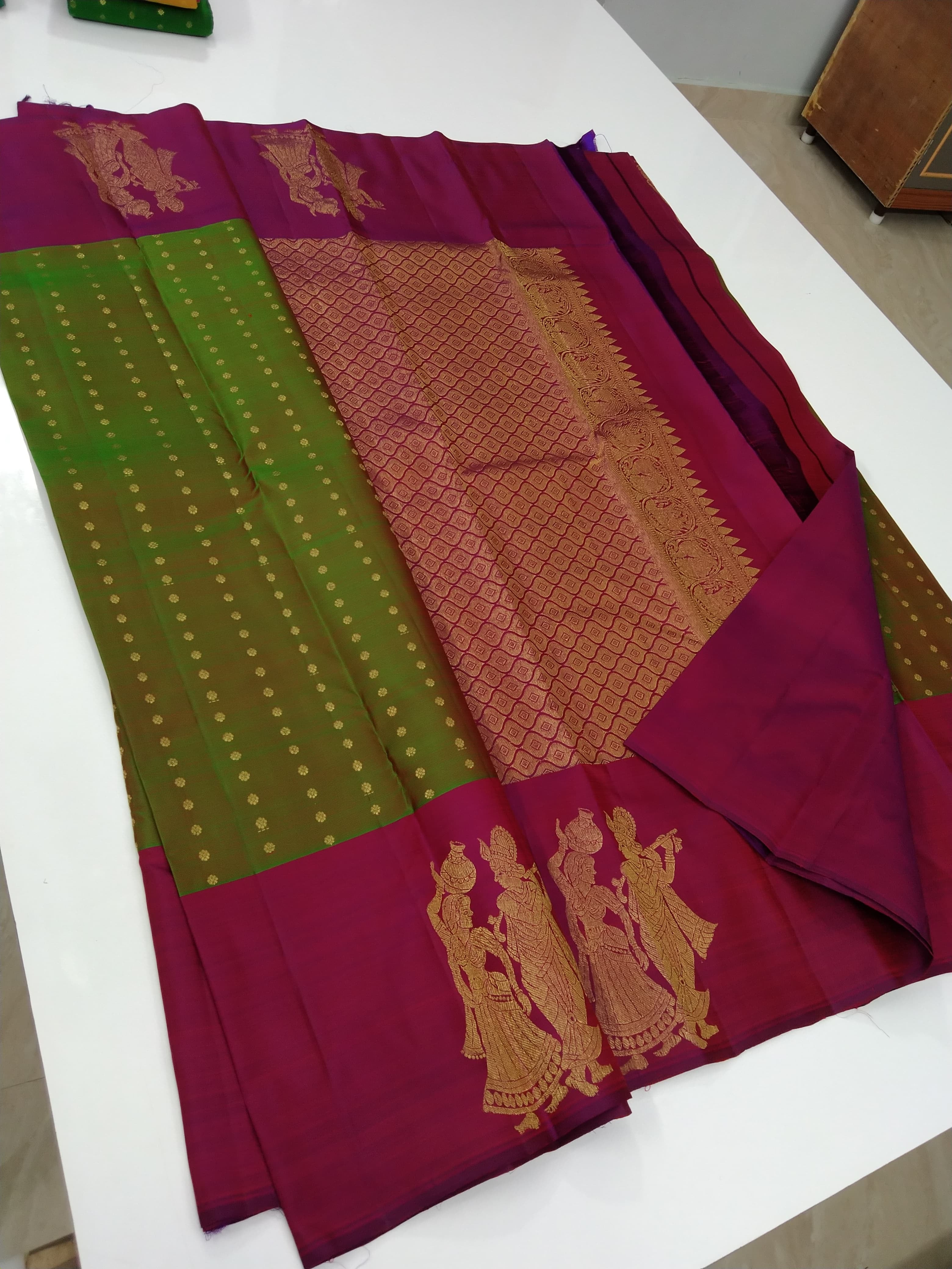 Classic Spring Green & Ruby Pink Elegance Kanchipuram Handloom Silk Saree SS24117