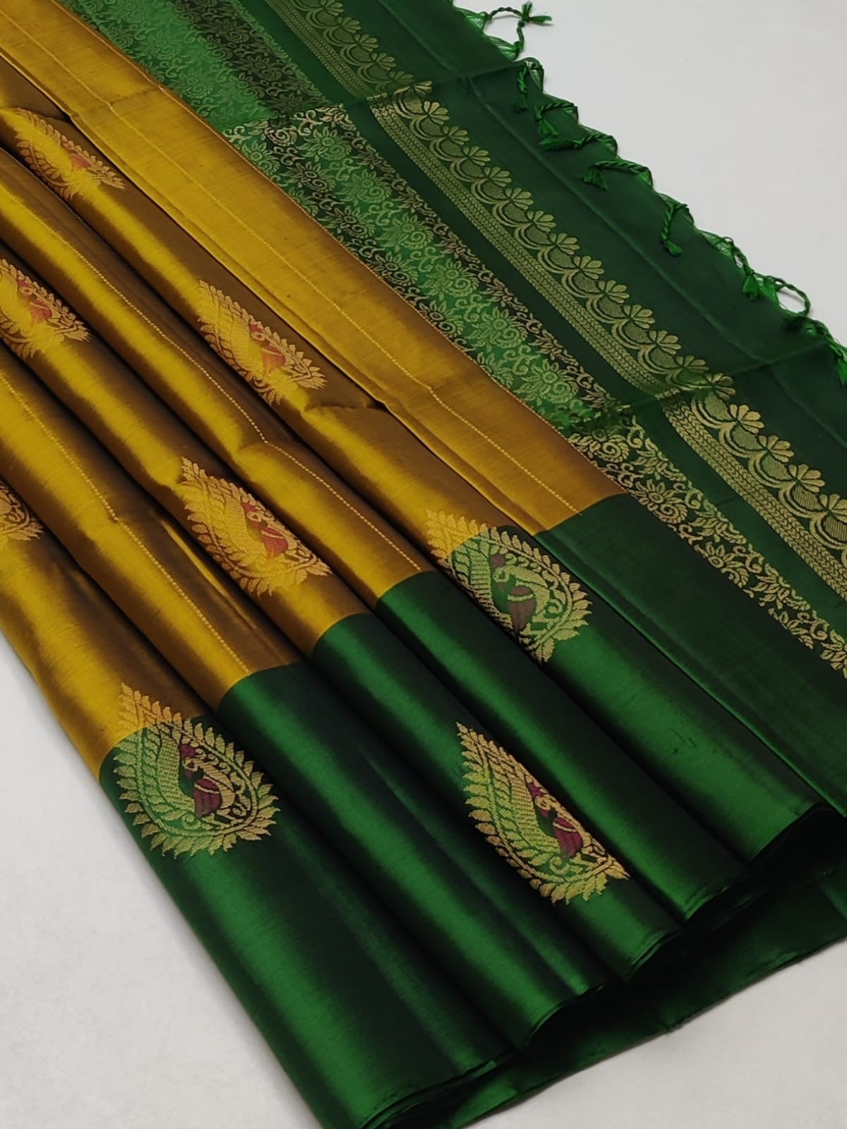 Classic Gold & Green Double Warp Elegance Handloom Soft Silk Saree SS23500