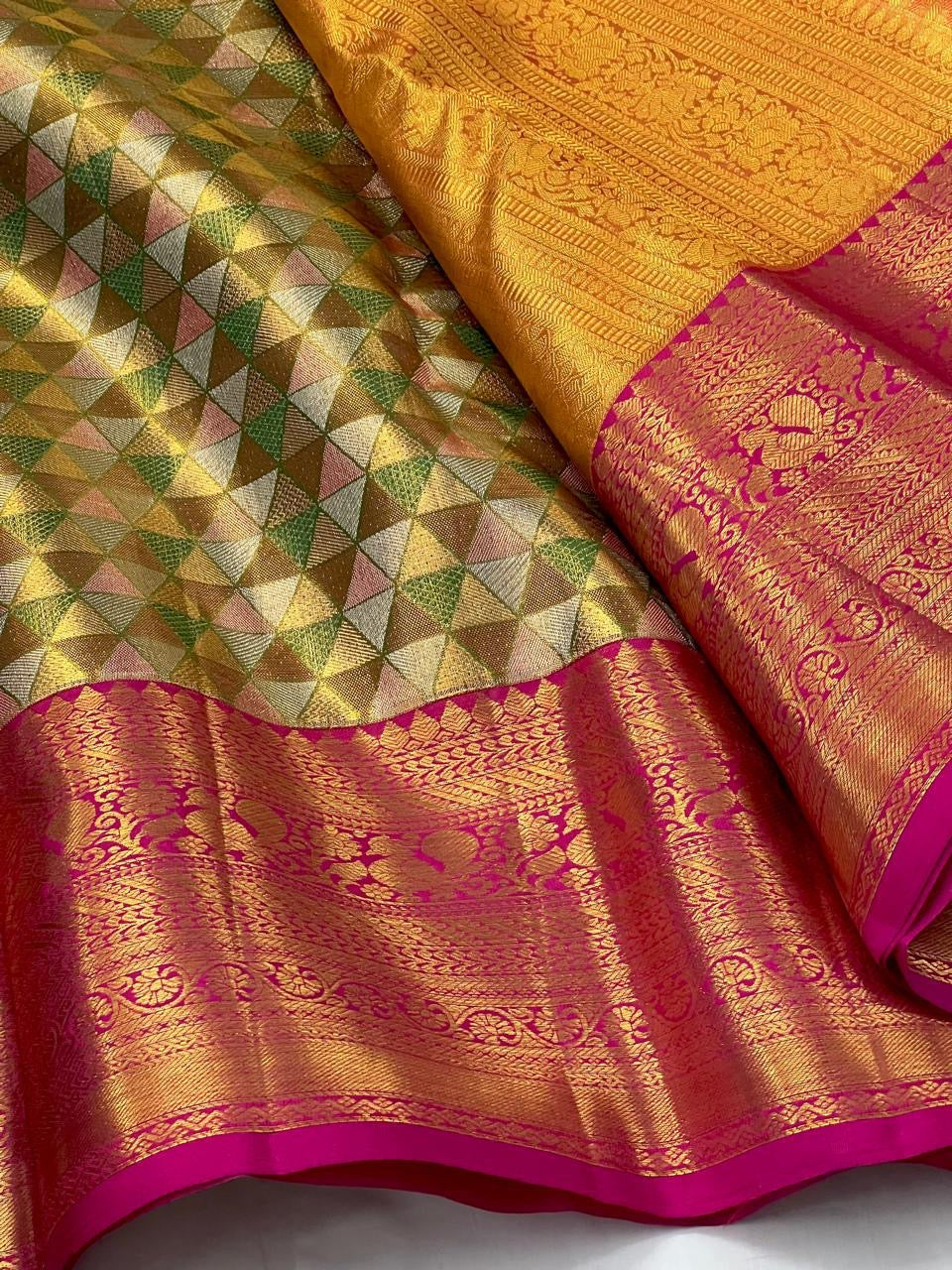 Classic Golden Cream & Dark Pink 2gm Zari Kanchipuram Handloom Silk Saree SS25842