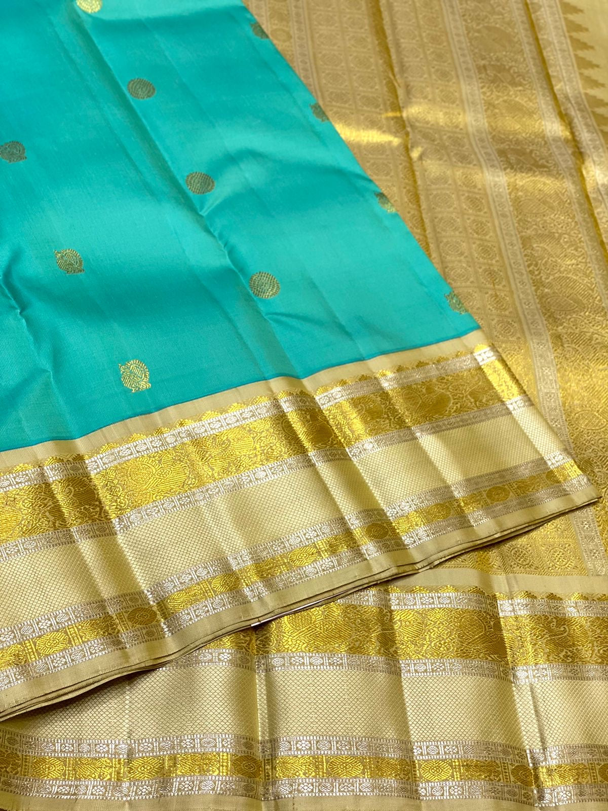 Classic Turquoise Green & Butter Cream 2gm Zari Elegance Kanchipuram Handloom Silk Saree SS22110