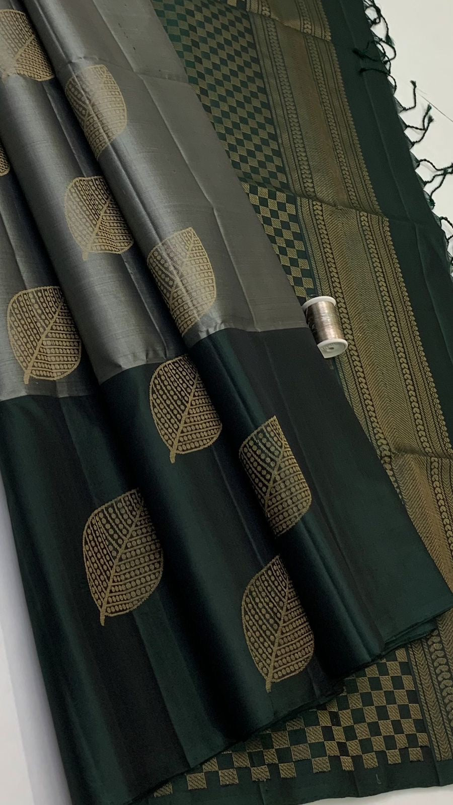 Classic Green Tint & Bottle Green Elegance Handloom Soft Silk Saree SS23261