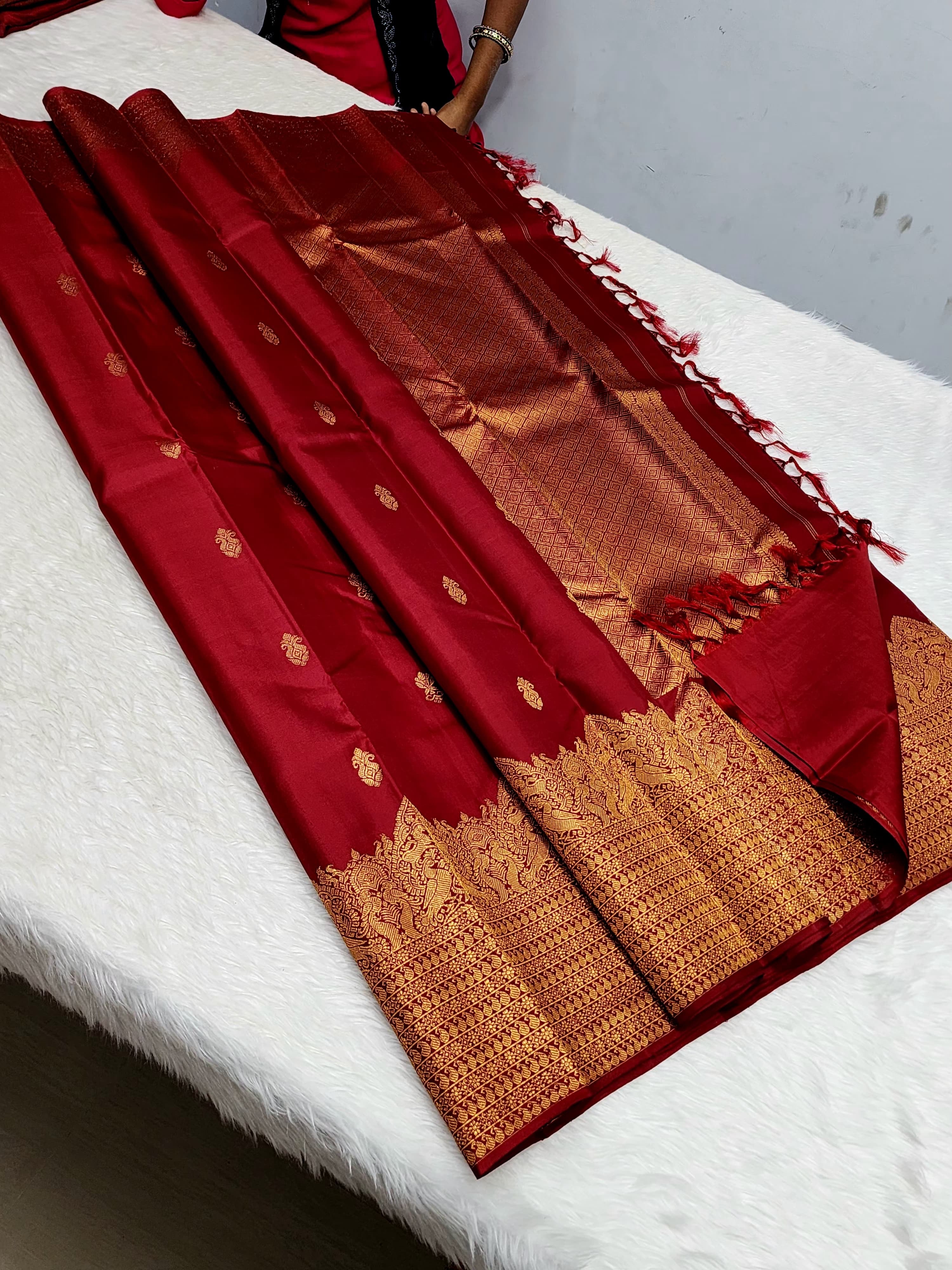 Classic Red 2gm Zari Elegance Kanchipuram Handloom Silk Saree SS24720