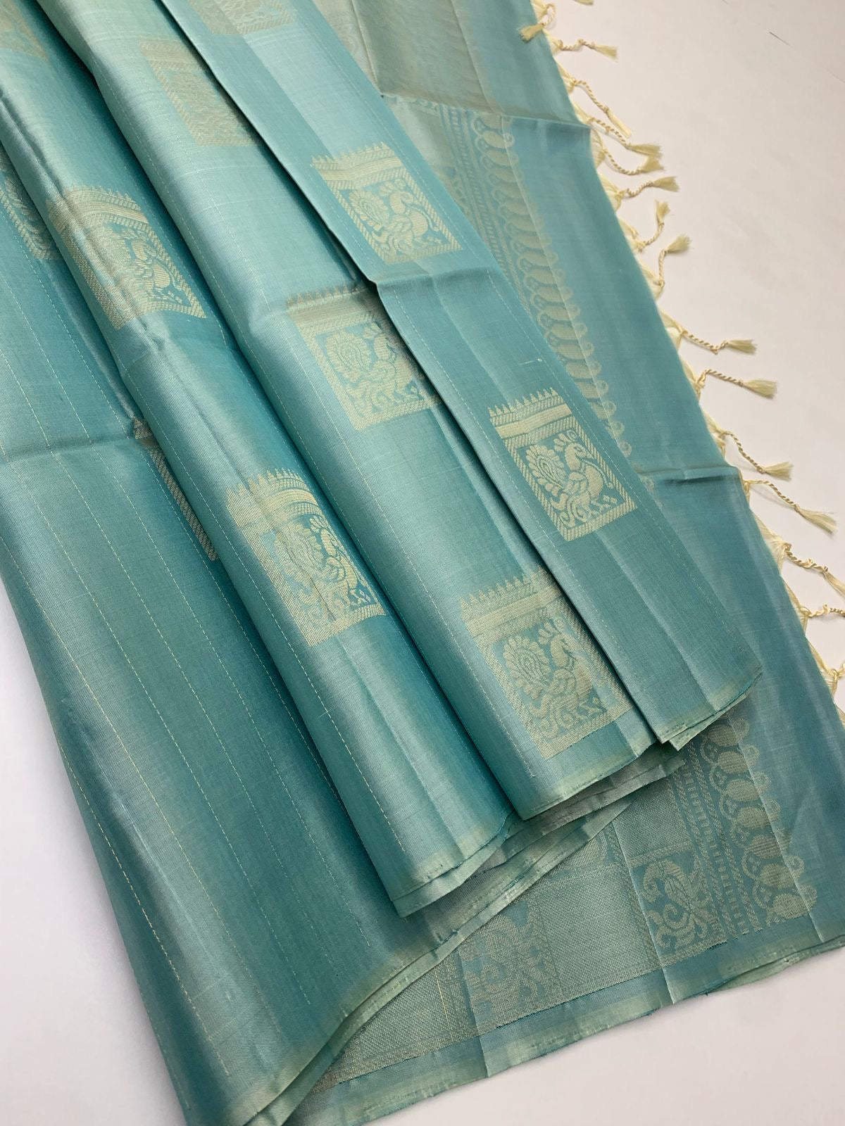 Classic Pastel Green Tint Elegance Handloom Soft Silk Saree SS24405