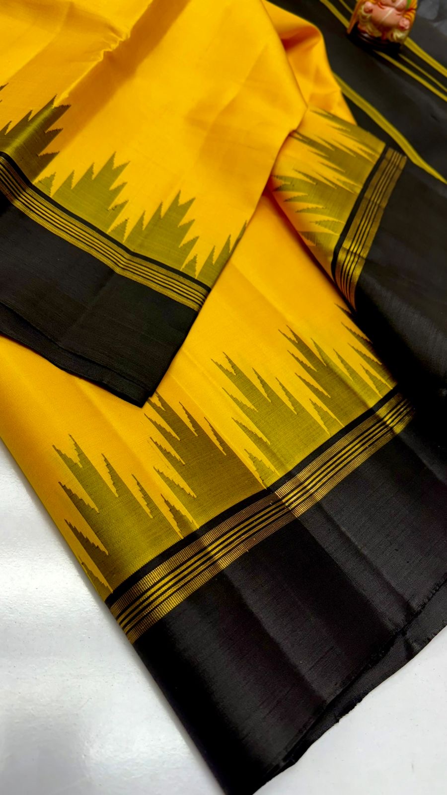 Classic Sunny Yellow & Black Kanchipuram Handloom Silk Saree SS25933