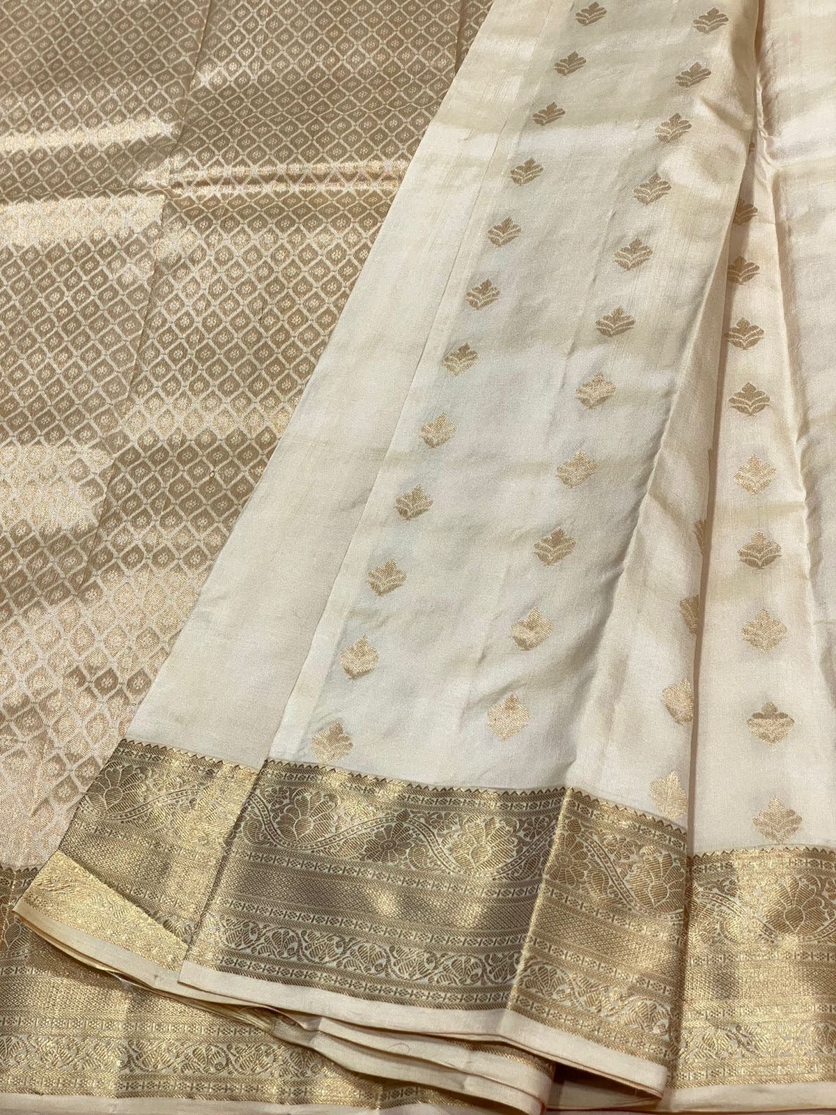 Classic White 1gm Zari Elegance Kanchipuram Handloom Silk Saree SS23475