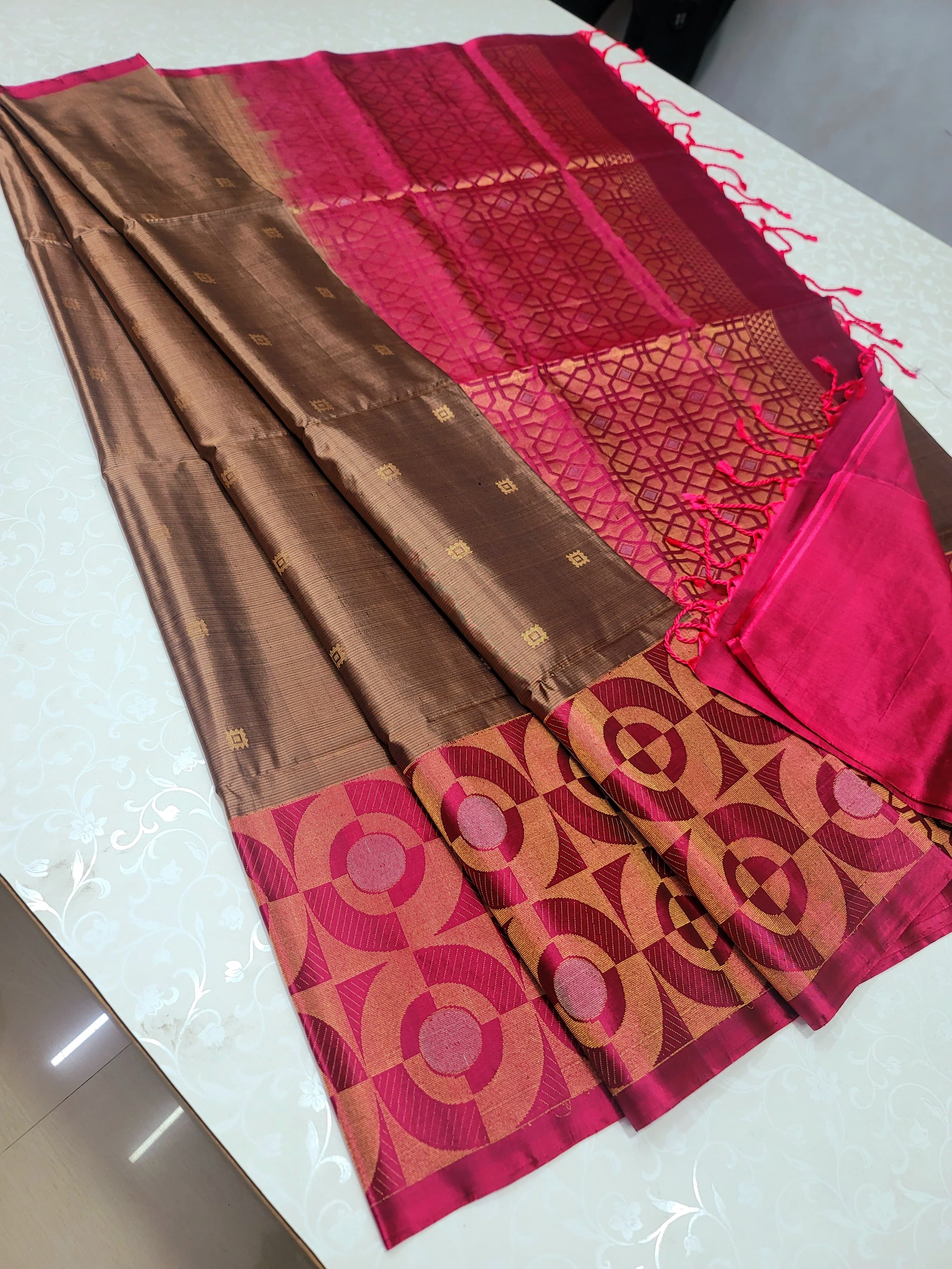 Plain Cocoa & Deep Pink Elegance Handloom Soft Silk Saree SS25308