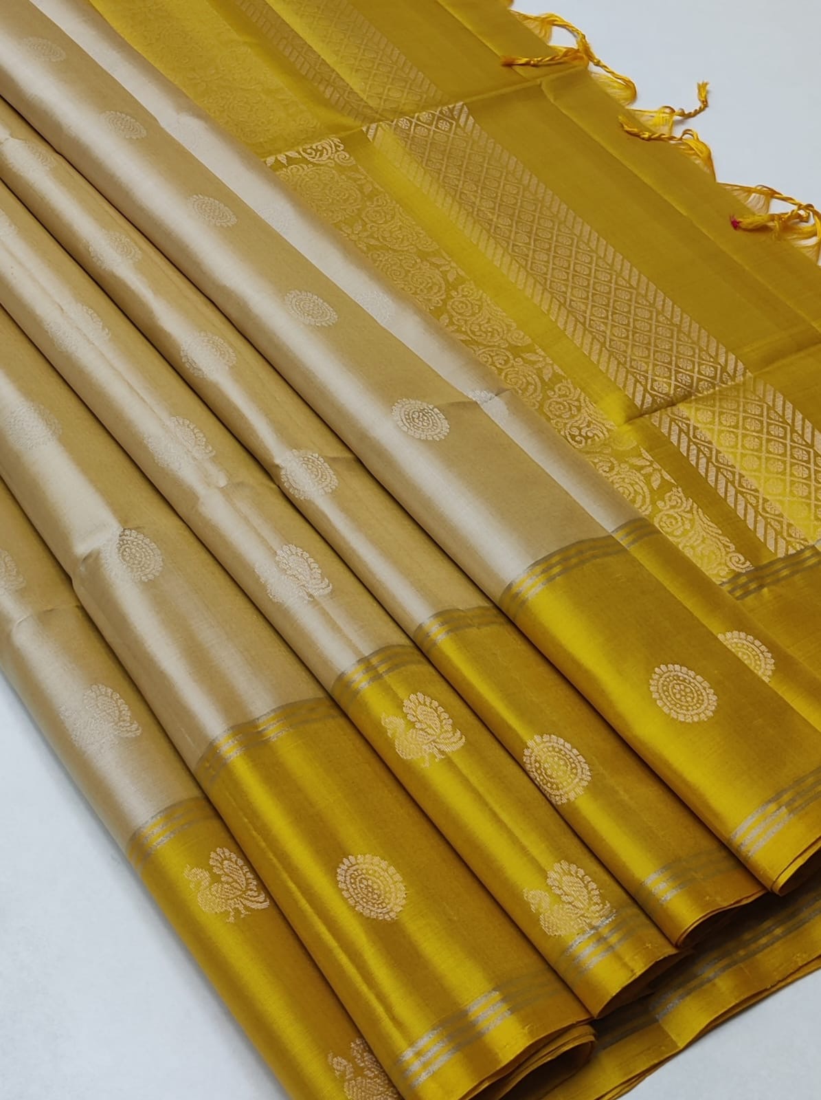 Classic Champagne & Yellow Double Warp Elegance Handloom Soft Silk Saree SS23498