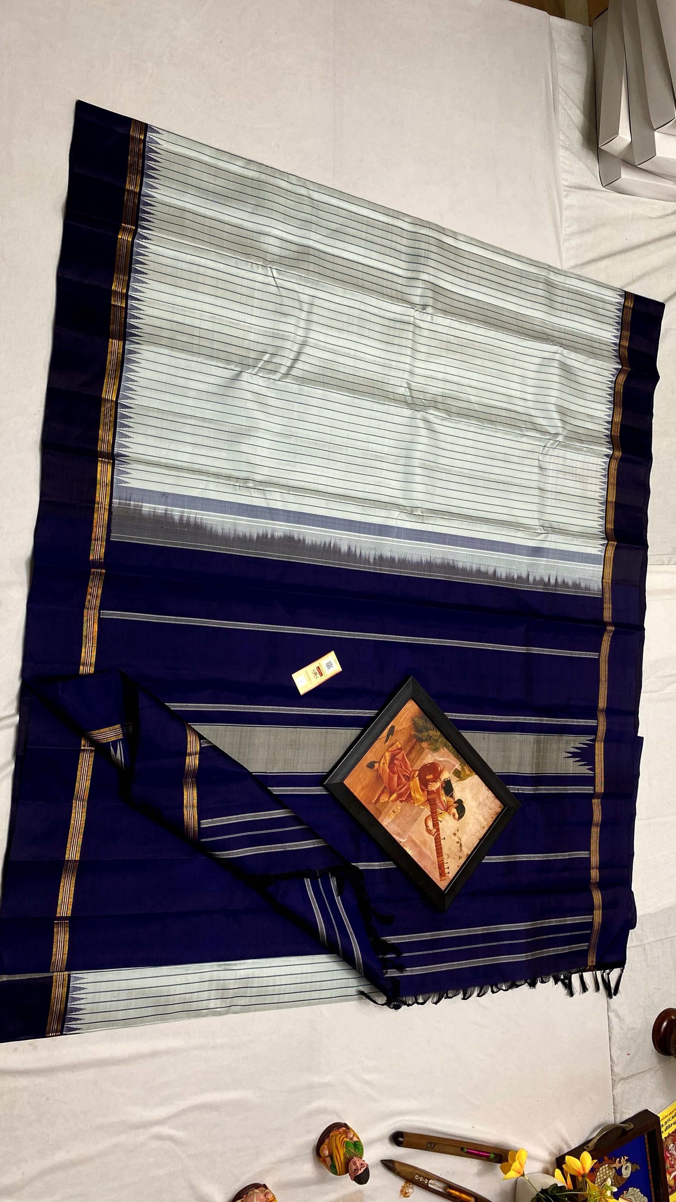 Classic OffWhite & Navy Blue Elegance Kanchipuram Handloom Silk Saree SS25315