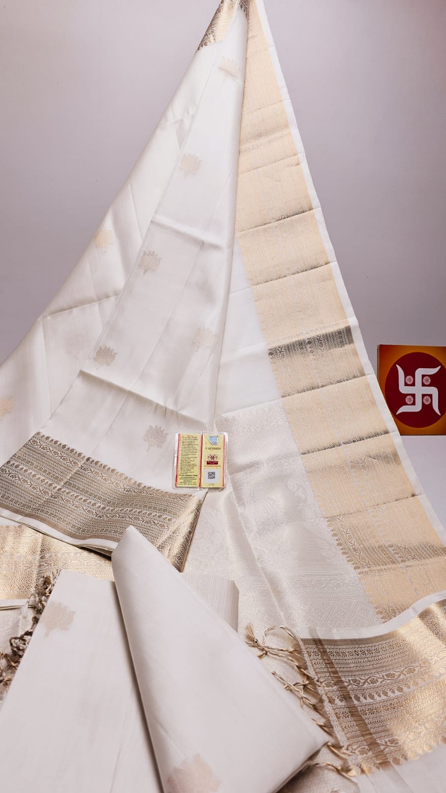 Classic White Double Warp Elegance Handloom Soft Silk Saree SS26428