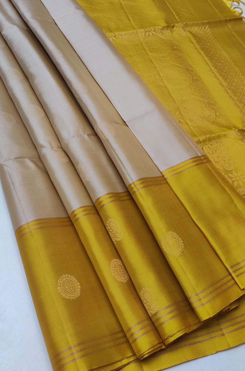 Classic Pearl Beige & Golden Yellow Double Warp Elegance Handloom Soft Silk Saree SS26678