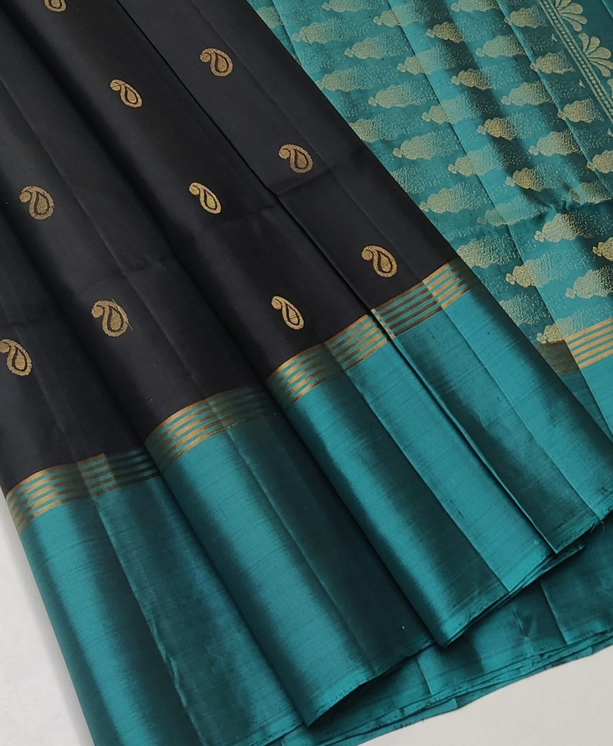 Classic Carbon Black & Blue Double Warp Elegance Handloom Soft Silk Saree SS23495