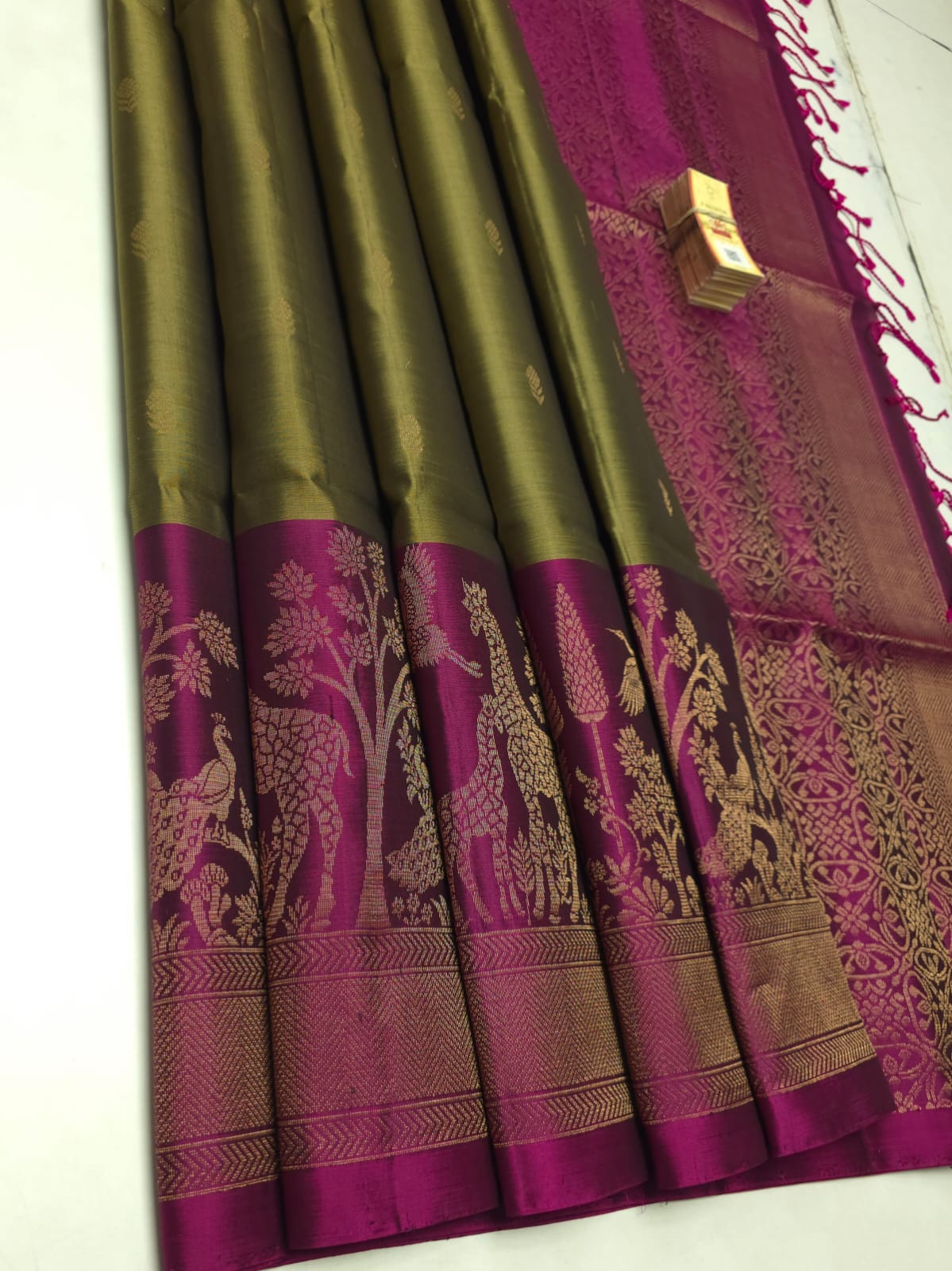 Classic Olive Green & Wine Red Pallaku Designed Elegance Handloom Soft Silk Saree SS26543