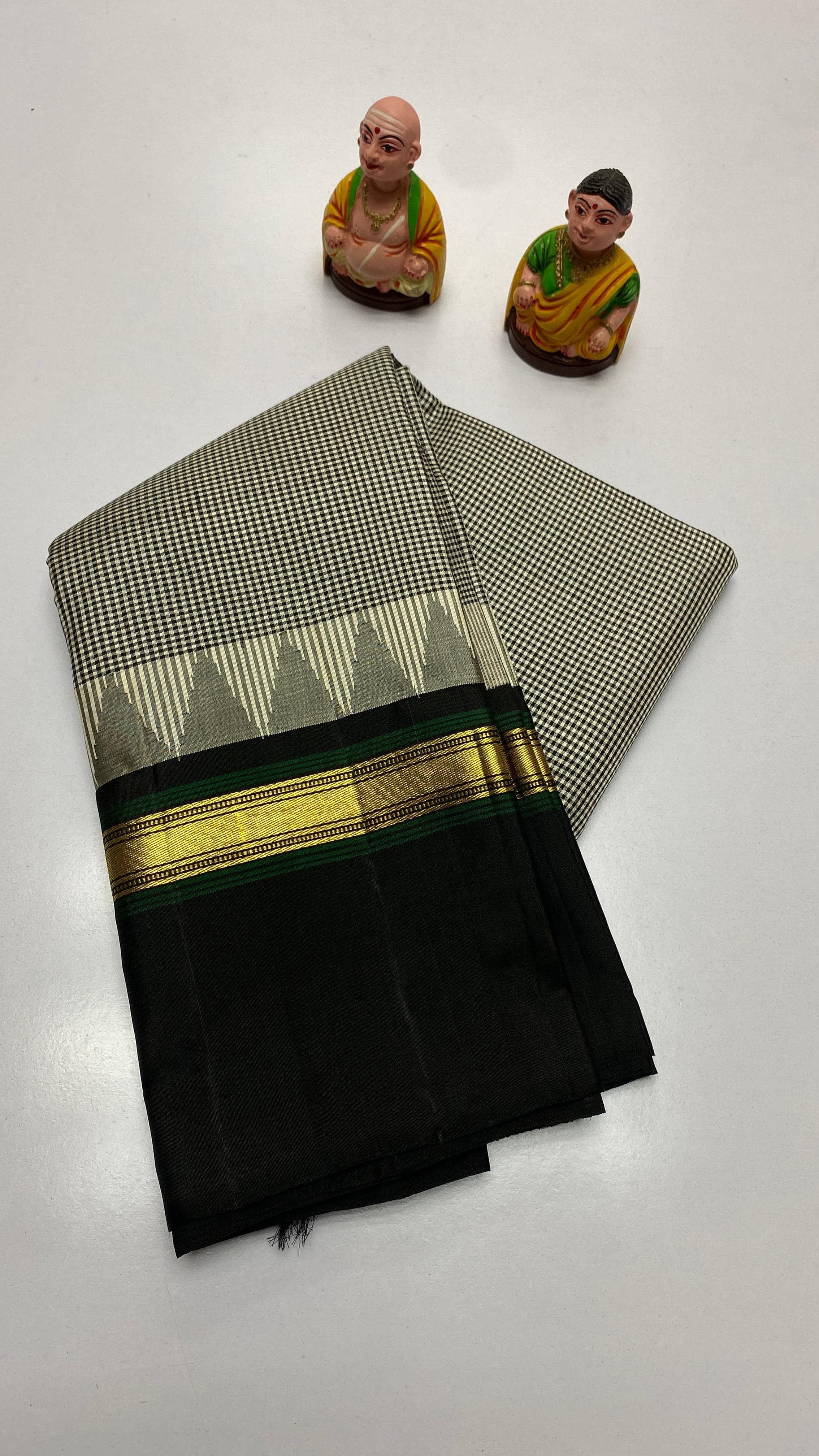 Classic Black & White Checks Elegance Kanchipuram Handloom Silk Saree SS24618