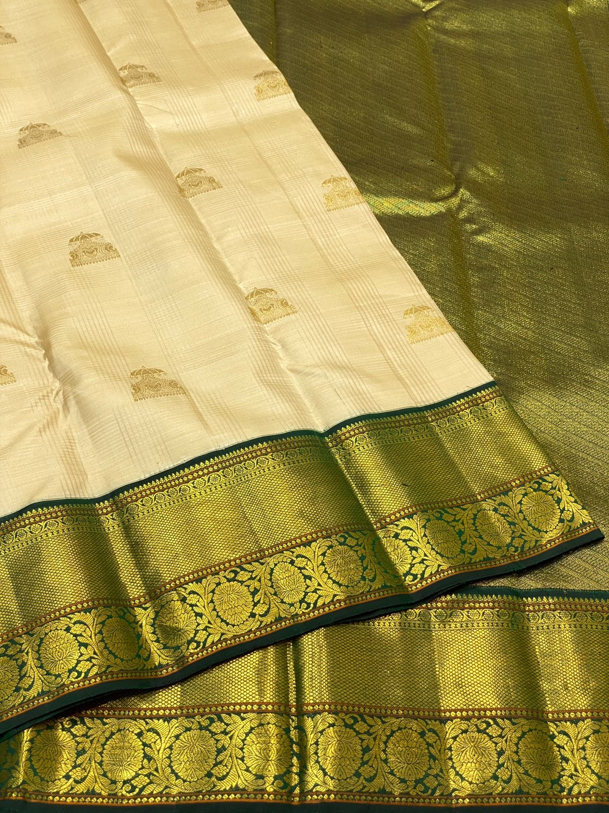 Classic Cream & Green 2gm Zari Elegance Kanchipuram Handloom Silk Saree SS22108