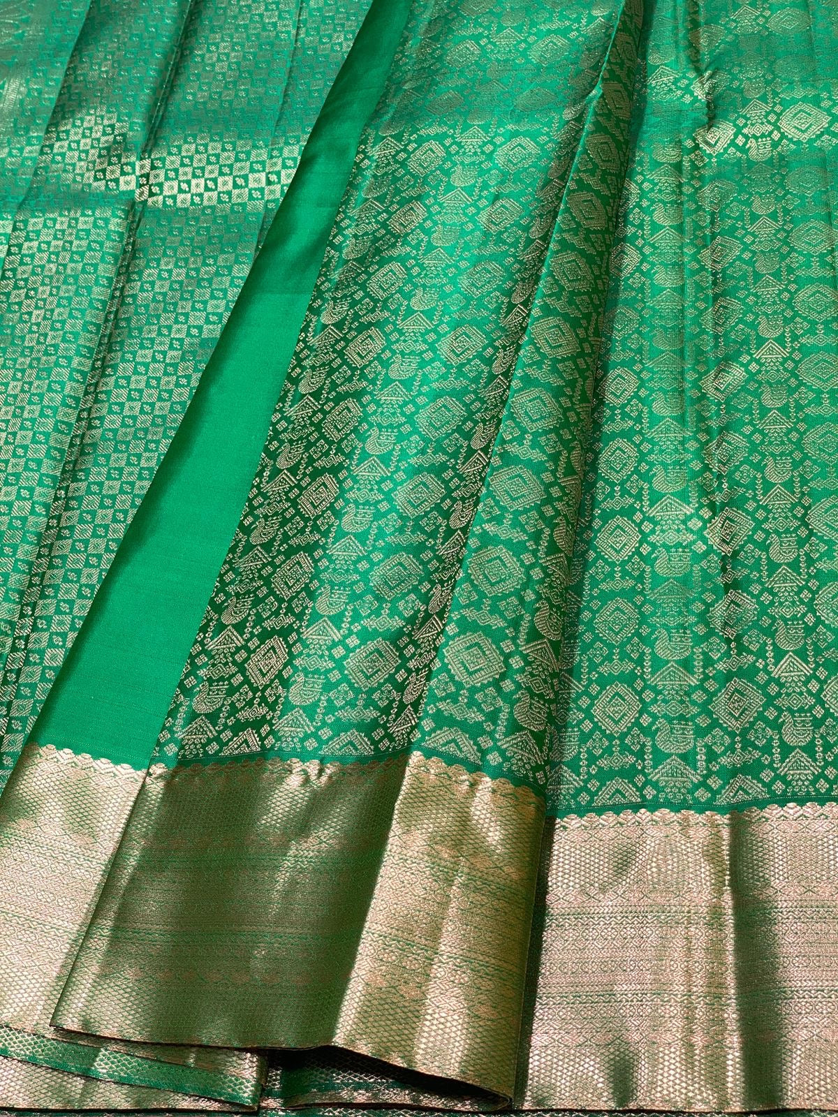 Classic Parrot Green 2gm Antique Zari Bridal Elegance Kanchipuram Handloom Silk Saree SS25327