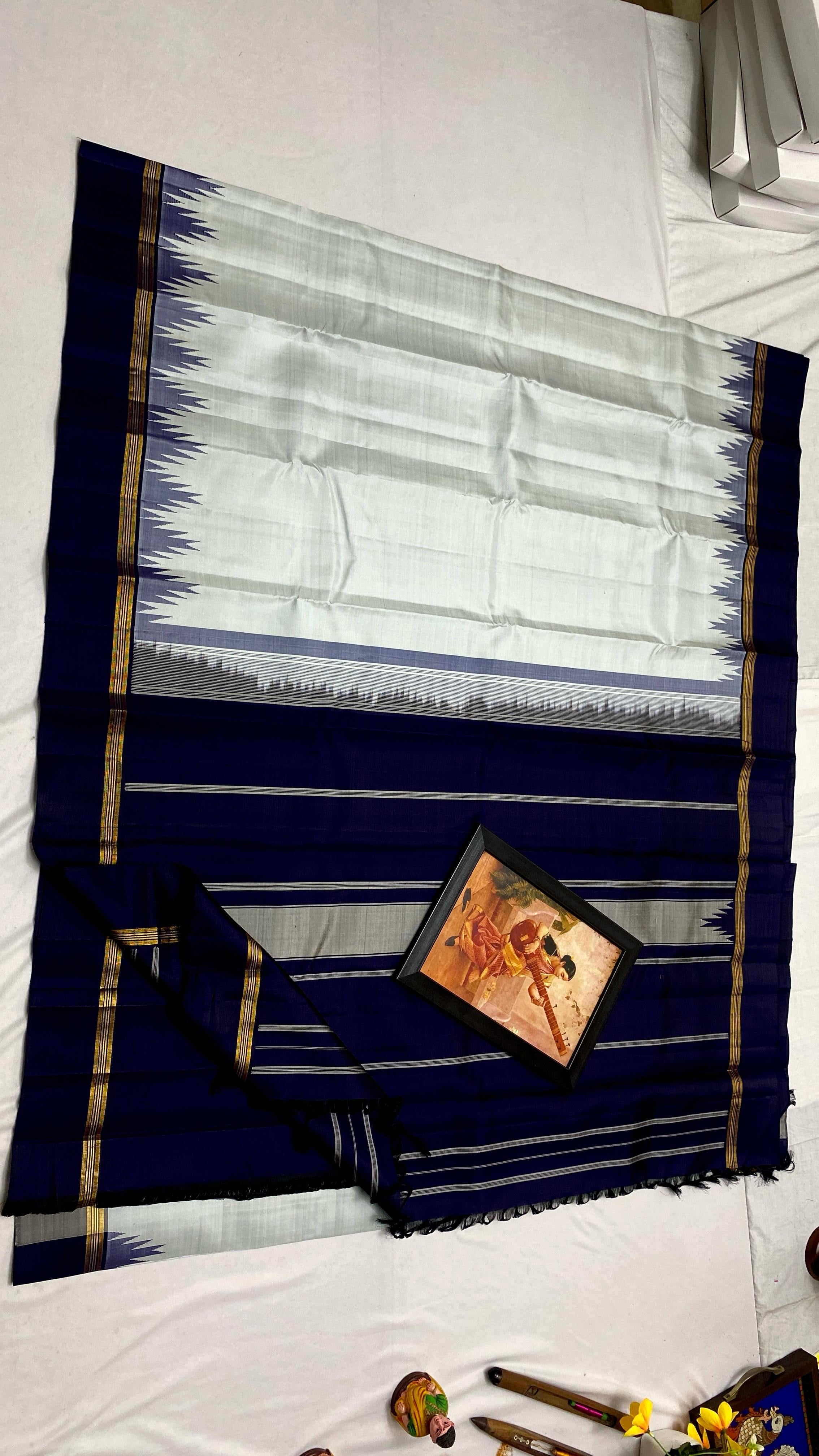 Classic OffWhite & Navy Blue Elegance Kanchipuram Handloom Silk Saree SS25315