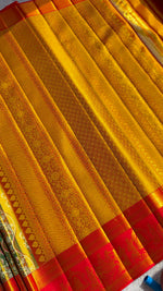 Load image into Gallery viewer, Classic Spring Green &amp; Scarlet Red Bridal Elegance Kanchipuram Handloom Silk Saree SS28018
