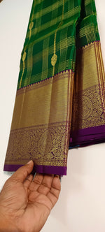 Load image into Gallery viewer, Classic Green &amp; Vadamalli Bridal Elegance Kanchipuram Handloom Silk Saree SS23587
