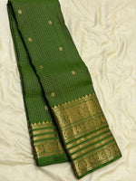 Load image into Gallery viewer, Classic Spring Green 1gm Zari Vaira Oosi Kanchipuram Handloom Silk Saree SS26652
