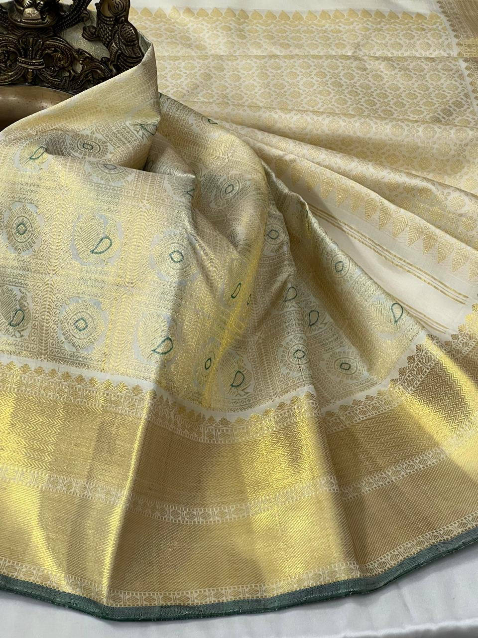 Classic Creamy White 2gm Zari Bridal Elegance Kanchipuram Handloom Silk Saree SS23893